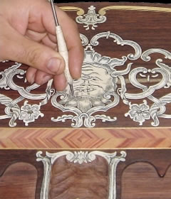 Pormenor da gravação de motivos no marfim embutido na madeira, no tampo de mesa de jogo D. José.