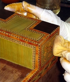 Finalização com aplicação à boneca embebida com cera produzida no Atelier de cera de abelha virgem. Pormenor dos embutidos no restauro de órgão histórico da Real Basílica de Mafra.